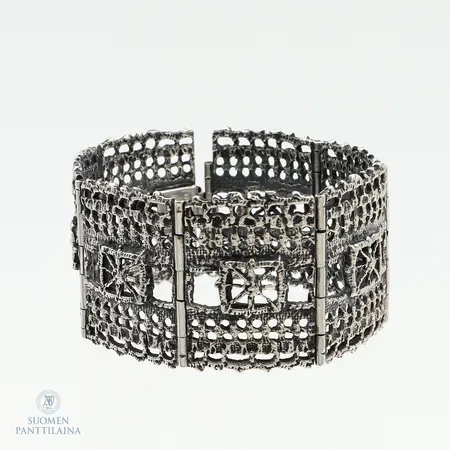 Rannekoru, "Pitsi" design Pentti Sarpaneva, pituus 180mm, vuodelta 1968, 813,  Paino: 72,1 g