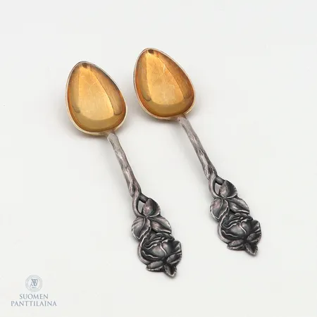 Kaksi kahvilusikkaa, kaiverrettu, pituus 118mm, 813,  Paino: 23,6 g