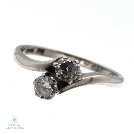 Timanttisormus 2xn.0.17ct, kaiverrettu, koko 16¾, 750 valkokulta,  Paino: 2,8 g
