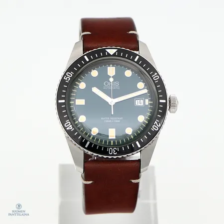 Teräsrannekello Oris Divers Sixty-Five, automaatti, rungon Ø 42mm, nahkaranneke(käytössä aiheutunutta kulumaa), vihreä taulu, ref. 01 733 7720 4057, sn. 37516621, rannekkeen pituus 150-205mm, mukana takuukortti ja laatikko. Paino: 0 g