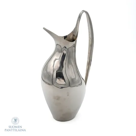 Kannu, Henning Koppel, design Georg Jensen, tilavuus 1.2L, metallia, kyljessä pientä naarmua, korkeus 34cm. Paino: 0 g