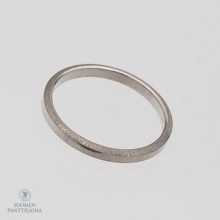 Sormus, koko 16½, 750 valkokultaa,  Paino: 1,8 g