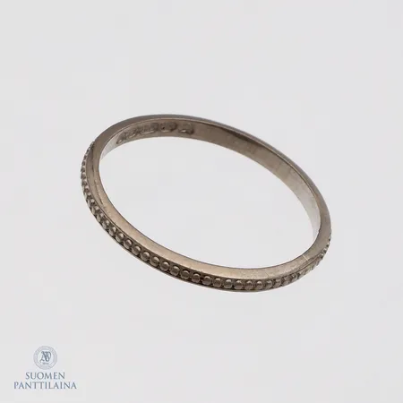 Sormus Kalevala, Uskelan Isokylän kapea sormus, koko 18½, 750 valkokultaa, Paino: 1,9 g