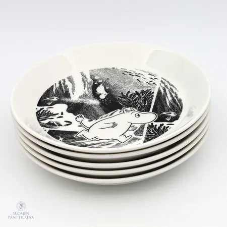 Viisi lasten ruokalautasta Arabia, Muumi, Seikkailu, Tove Jansson, Ø 19cm, Vuosi, 2009-2013. Yksipuoleinen.