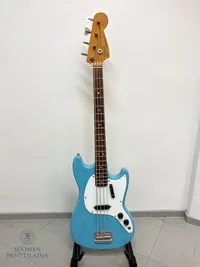 Sähköbasso Fender Musicmaster bass, sarjanumero 332441, käytöstä aiheutunutta kulumaa ja kantolaukku Rockbag. Nouto ainoastaan myymälästä.