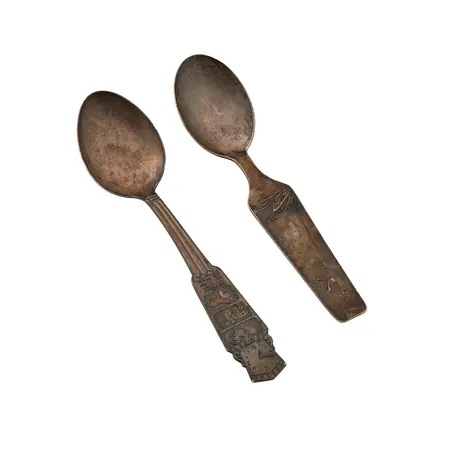 Kaksi kummilusikkaa, kaiverrettuja, 813-830,  Paino: 51,7 g