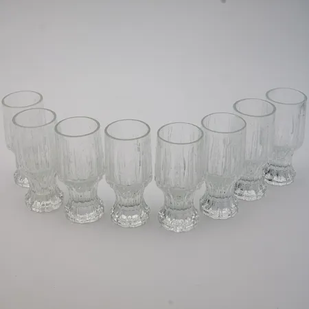 Kahdeksan Iittala Vellamo snapsilasia 4 cl, korkeus 90mm.