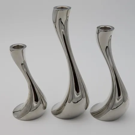 Kolme kynttilänjalkaa, design Georg Jensen, terästä, korkeus 160-240mm, pientä käytön jälkeä.