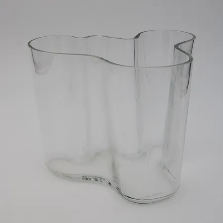 Aalto-maljakko, Iittala, design Alvar Aalto, korkeus 16cm ja leveys 21cm, laserkaiverrus Alvar Aalto Iittala. Ei lähetetä