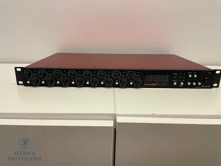 Focusrite Scarlett OctoPre Dynamic -äänikortti ja virtajohto. 