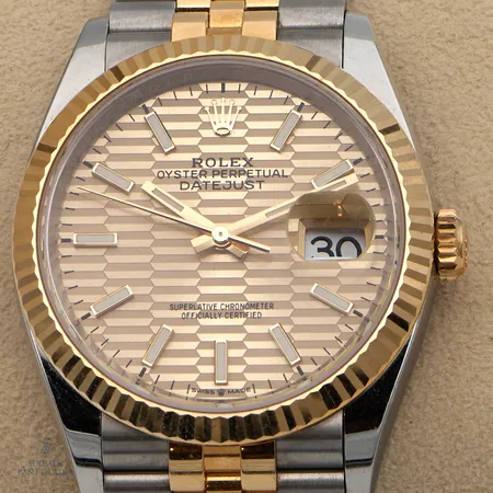 Teräsrannekello Rolex Oyster Perpetual Datejust, ref 126223, S:N 321599T4, automaatti, cal. 3235, rungon Ø36mm, teräs-kultarannekkeen pituus 175mm, kuusi jatkopalaa, minimaalista käytön jälkeä, laatikko, paperit päivätty 10.5.2023