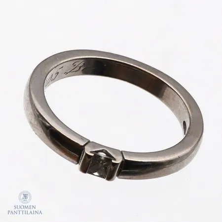 Timanttisormus 1xn0.15ct princess-hiontainen, koko 17¾, kaiverrettu, leveys 3mm, Silván, 585br, Paino: 4,9 g