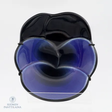 Seinälautanen Arabia, Viola, mitat 13,5x14,5cm, design Birger Kaipiainen, vuodelta 1967.