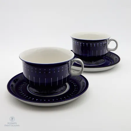 Kaksi teekuppia ja asettia, Valencia, design Ulla Procopé, Arabia, kupin Ø 100mm, lautasen Ø 150mm