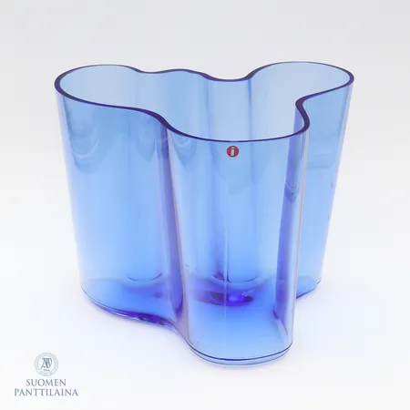 Aalto-maljakko, Iittala, korkeus 160mm, laser-kaiverrus Alvar Aalto, koboltinsininen, pohjassa pieni särö.