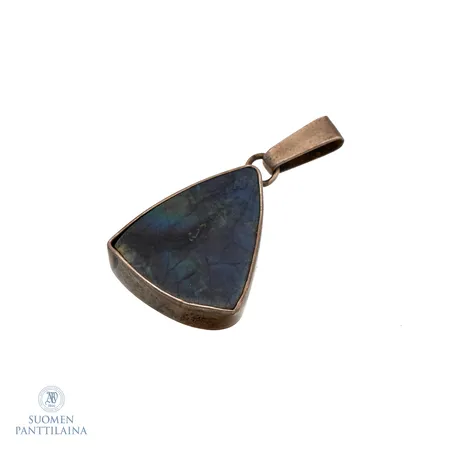 Kiviriipus, kivessä kulumaa, korkeus 33mm, 830br, Paino: 3,8 g