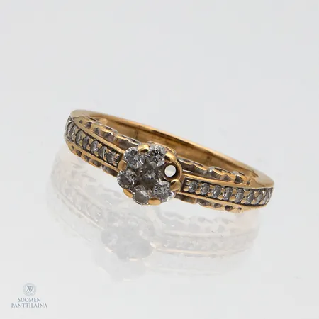 Timanttisormus 1xn.0.06ct 5xn.0.02ct 18xn.0.01ct,  yksi timantti puuttuu, koko 16½, 750, Paino: 3,3 g