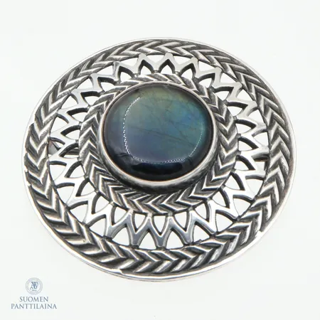 Spektroliitti-rintakoru, Kalevala, Uskelan solki, Ø 44mm, 925br, Paino: 12,8 g