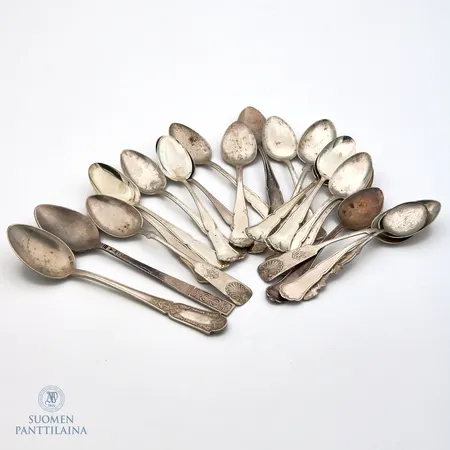 22 kahvilusikkaa, osa kaiverrettu, 830-875 Paino: 261,6 g