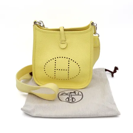 Nahkainen olkalaukku Hermés, Evelyne 16 mini, värissä Limoncello, nahka Taurillon Clémence, valmistusvuosi 2023, Made in France, pieniä käytön jälkiä, sisäosa likainen, dustbag, alkuperäisen kuitin kopio.
