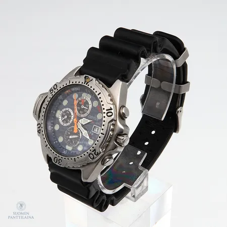 Teräsrannekello citizen, diver 200m promaster, käytön jälkiä, lasissa naarmuja, Quartz:paristo loppunut, ajanotto ei nollaannu paikoilleen, taulun Ø 41mm,