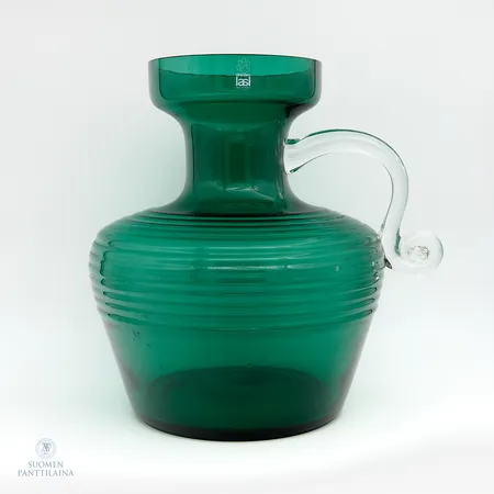 Kleopatra-maljakko, Riihimäen Lasi, design Tamara Aladin, korkeus 25cm, vihreä, kahvan juuressa lasissa pieni halkeama, pieniä käytön jälkiä
