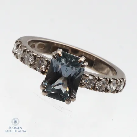 Kivisormus timanteilla 8xn.0.05ct, kivessä on lohkeama, koko 16, 585 valkokulta,  Paino: 4,2 g