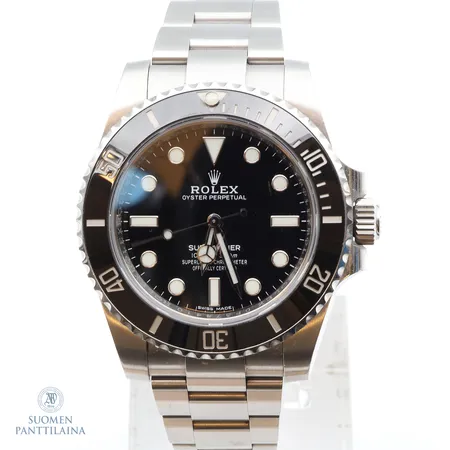 Teräsrannekello Rolex Oyster Perpetual Submariner, sarjanumero DP374410, malli 114060, kaksi rannekkeen lisäpalaa, takuukortti ostettu 18.5.2019, ohjekirja ja laatikko. 