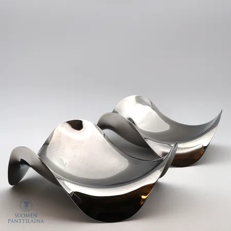 Kaksi vatia, Georg Jensen, Ø 200mm, käytön jälkiä. 
