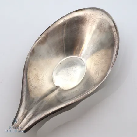 Hopeavati, Tapio Wirkkala, Kultakeskus, 1963, korkeus 40mm, leveys 240mm, kaiverrettu, kiillotuksesta syntynyttä jälkeä, 916,  Paino: 170,6 g