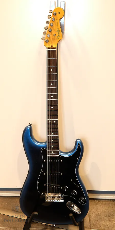 Sähkökitara Fender Startocaster, American Professional II, USA, S:N US20042732, kampi puuttuu, pientä käytön jälkeä, laukun avaimet, kova laukku ja paperit