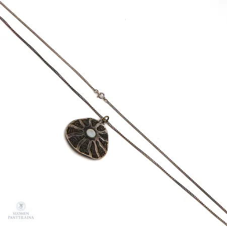 Kivikaulakoru, riipus metallia, kaulaketju hopeaa, riipuksen korkeus 52mm, ketjun pituus 70cm, 813br,  Paino: 25,9 g