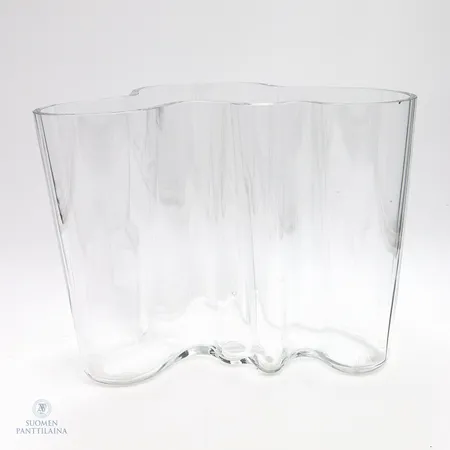 Savoy-maljakko, kirkas, design Alvar Aalto, korkeus 160mm, laserkaiverrus, kirkas, pieni lohkeama, 