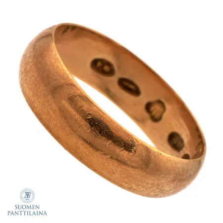 Sileä sormus, kaiverrettu, käytön jälkiä, vuodelta 1897, koko 18, 750,  Paino: 4,9 g