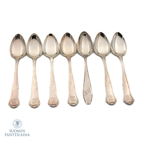 Seitsemän kahvilusikkaa, kaiverrettu, Chippendale ja Matta, pituudet 115-118mm,  813-830, Paino: 87,7 g