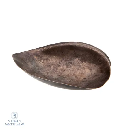 Hopeamalja Tapio Wirkkala, naarmuja ja käytön jälkiä, vuodelta 1962, mitat 12x8,6cm, korkeus 26mm, Kultakeskus, 916, Paino: 75,2 g