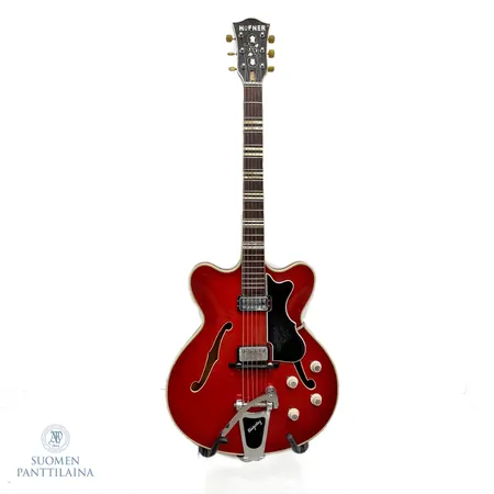 Sähkökitara Hofner Verythin, Bigsby Patent no: D.169.120., pintavaurioita, tone-nupit ei toimi, kantolaukku. Nouto ainoastaan myymälästä. Ei lähetetä