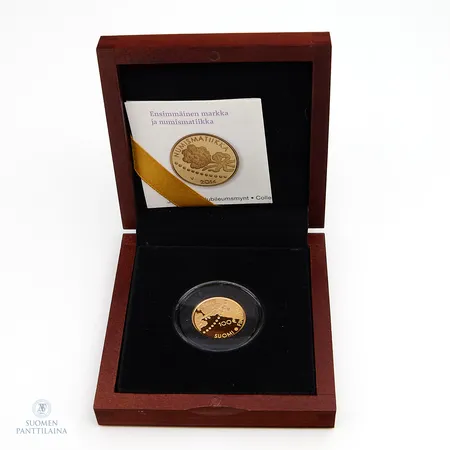  Kultaraha, Ensimmäinen markka ja numismatiikka, 2014,  suunnittelija Hannu Veijalainen, laatikko ja todistus, 917,  Paino: 5,7 g