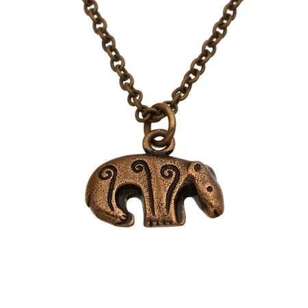 Kaulakoru, Kalevalan karhu, Kalevala Koru,  pituus 39-42cm, korkeus 15mm, leveys 17mm,  pronssia,