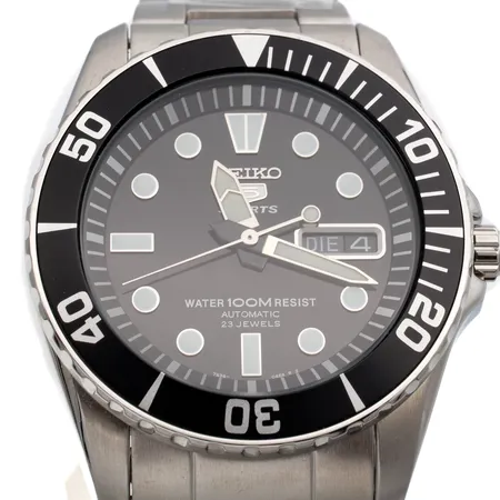 Teräsrannekello Seiko 5 Sports WR100, automaatti, 23 kivinen, Ø 40mm, SNZF17K1, 833028, takuukortti ostettu 3.9.2018, käyttöohjeet ja säilytysrasia.