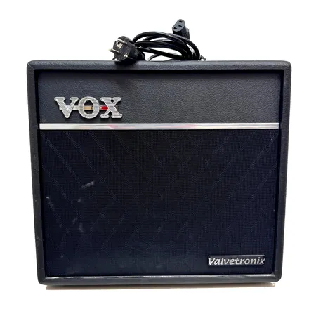 Vahvistin VOX Valvetronix, malli VT-40+, sarja M03-088208 ja virtajohto.  Paino: 0 g