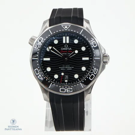 Rannekello Omega Seamaster Professional Diver 300, automaatti, ref. 210.32.42.20.01.001, sarjanumero 82856076, rungon Ø 42mm, rannekkeen pituus 170-225mm, mukana alkuperäinen laatikko ja takuukortit