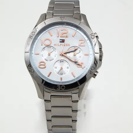 Teräsrannekello, Tommy Hilfiger, TH 260.3.14.1773, Ø 38mm, quartz, rannekkeen pituus 190mm, lasissa suojamuovi päällä.