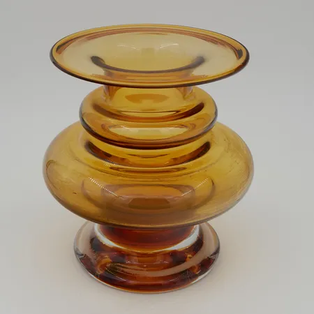Maljakko, Tornado 1339, Riihimäen Lasi Oy, design Tamara Aladin, korkeus 17cm, väri pihka, pohjassa siirtelynaarmuja.
