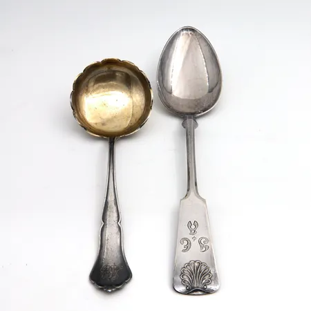 Kaksi tarjoilulusikkaa, kaiverrettuja, pituudet 185mm- 245mm, 813,  Paino: 117 g