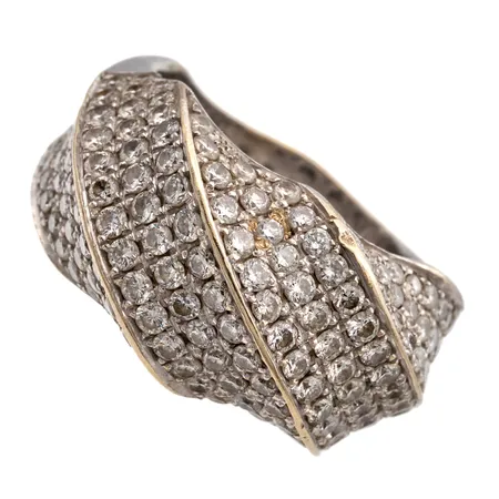 Timanttisormus 148xn.0.01-0.02ct, koko 17½, leveys 7-12mm, 750 valkokultaa, Paino: 12,9 g