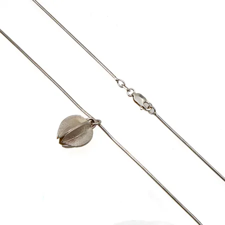Kaulakoru, Kalevala, Lumikukka, ketjun pituus 43cm, riipuksen korkeus 17mm, 925,  Paino: 7,6 g