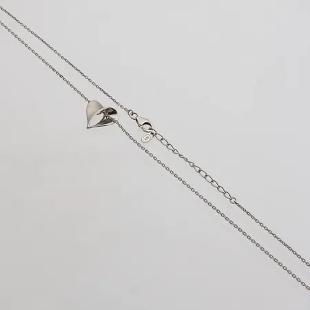 Kaulakoru, pituus 49cm, riipuksen korkeus 16,1mm, 925  Paino: 4,3 g