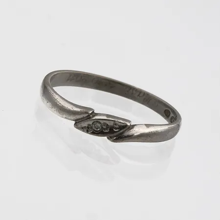 Timanttisormus 1xn0,005ct, koko 16, kaiverrettu, 585br valkokulta,  Paino: 1,6 g