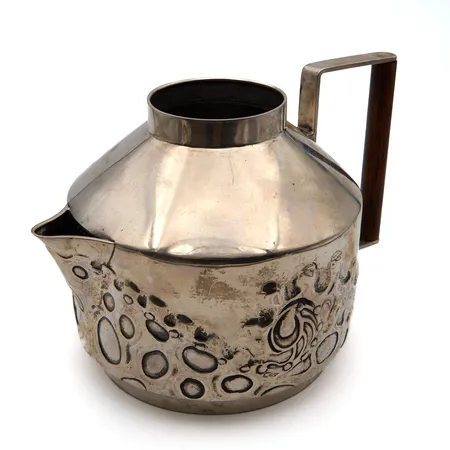 Teekannu, kansi puuttuu, korkeus 155mm, vuodelta 1909, 813br,  Paino: 583,4 g